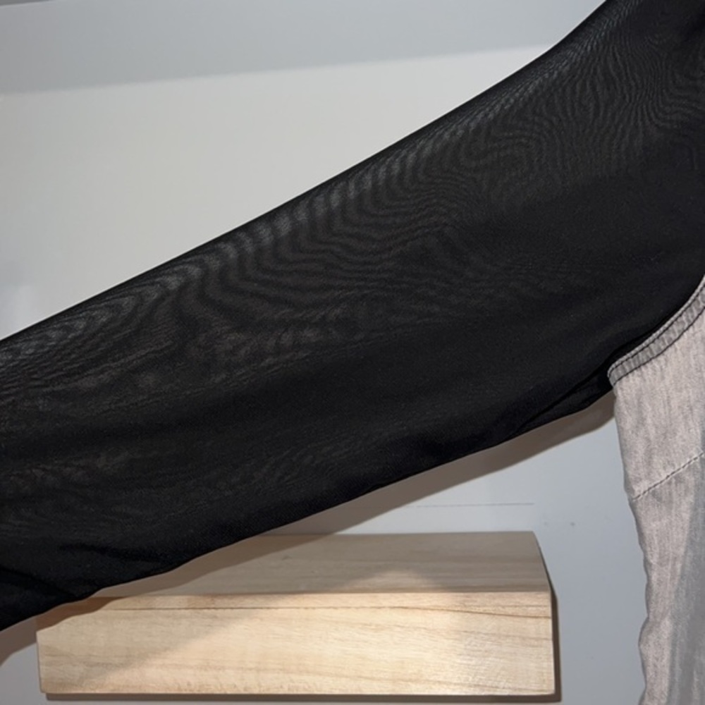 Black and gray top sheer‎ black sleeves - Picture 3 of 4